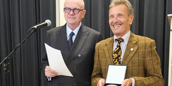 DAR-Ehrenmitglied Hans Kirchner erhält Graf-Landsberg-Velen-Medaille in Silber