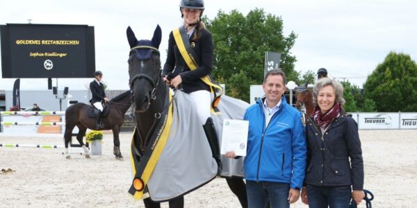 Goldenes Reitabzeichen für Sophia Riedlinger